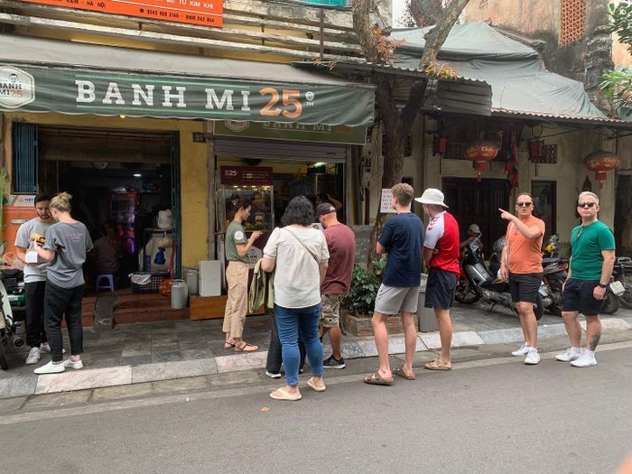 Hình ảnh Bánh Mì 25 - Biểu tượng ẩm thực phố cổ