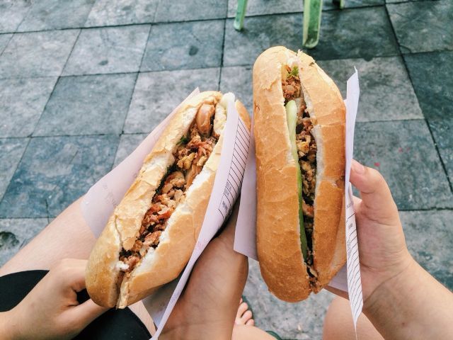 Khoảnh khắc nghệ thuật: Bánh mì Dân Tổ với lớp nhân xào vàng ươm, béo ngậy khó cưỡng