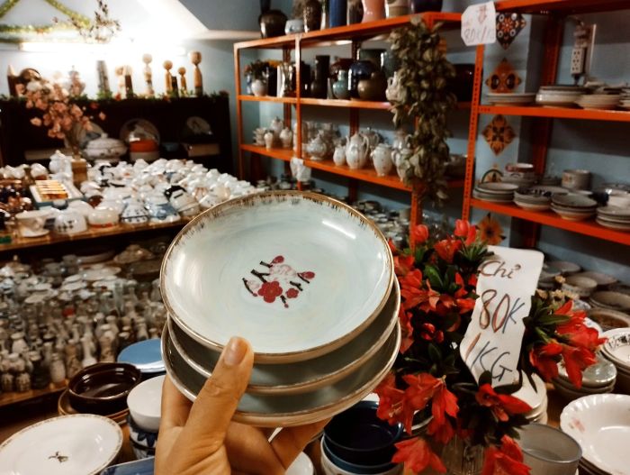 Không gian trưng bày gốm Nhật tinh tế tại Chuông Xanh Store
