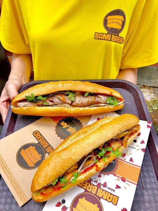 Khoảnh khắc vàng: Những ổ bánh mì Bami Bread vàng ruộm với nhân thịt đầy ắp, thơm phức mùi gà nướng sả