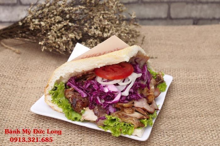 Hình ảnh đầy mê hoặc của Bánh Mỳ Doner-Kebab Đức Long - sự kết hợp hoàn hảo giữa thịt nướng vàng ươm cùng rau củ tươi ngon