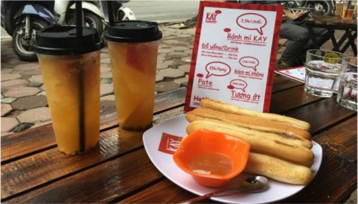 Khoảnh khắc chinh phục vị giác: Bánh mì cay KAY với lớp pate bóng mượt quyến rũ