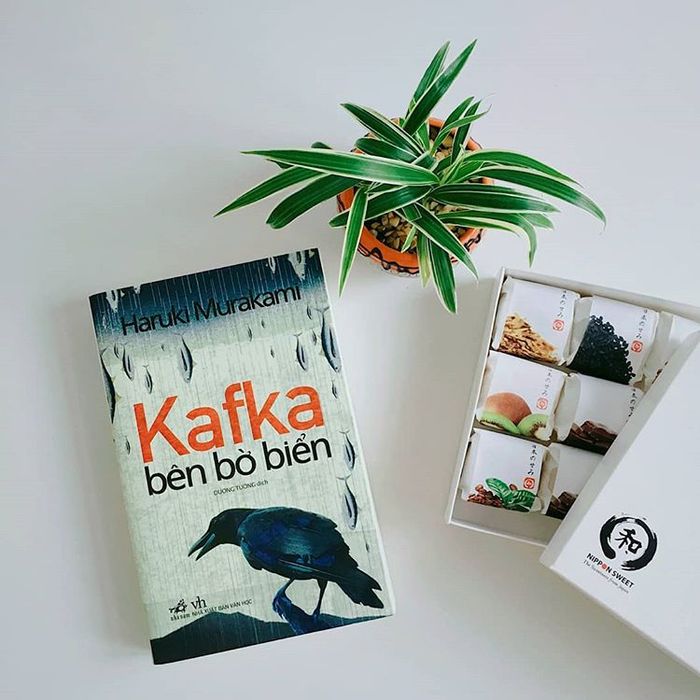 Kafka Bên Bờ Biển ảnh 1 - Bìa sách ấn tượng với hình ảnh biểu tượng, gợi lên thế giới kỳ ảo đầy bí ẩn trong tác phẩm của Murakami.