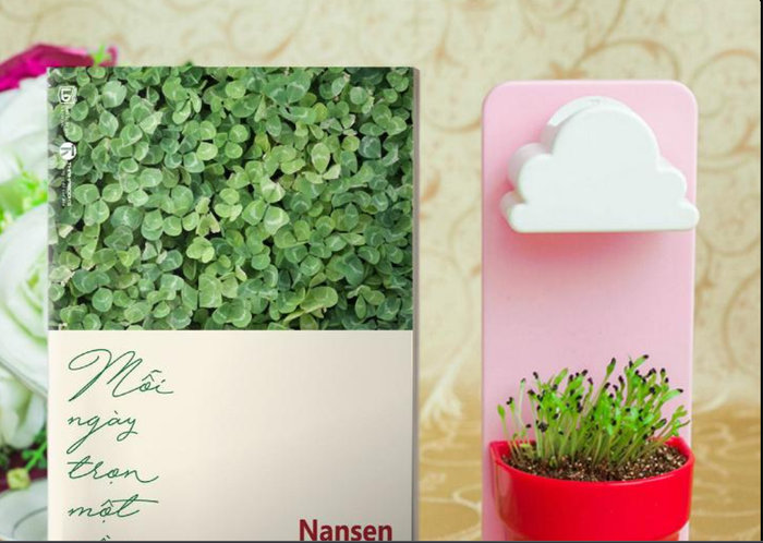 Mỗi ngày trọn một niềm vui ảnh 1 - Bìa sách thiết kế tối giản với hoa anh đào nở rộ