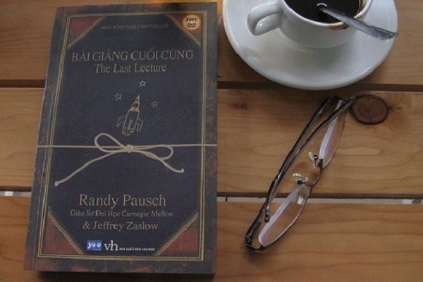 Bài Giảng Cuối Cùng ảnh 2 - Bìa sách ấn tượng với thông điệp truyền cảm hứng, biểu tượng cho di sản tinh thần bất tử của Randy Pausch.
