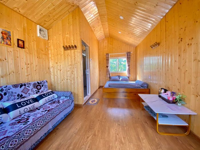 Hình ảnh thứ hai về HeniSi Homestay - Không gian ấm cúng về đêm