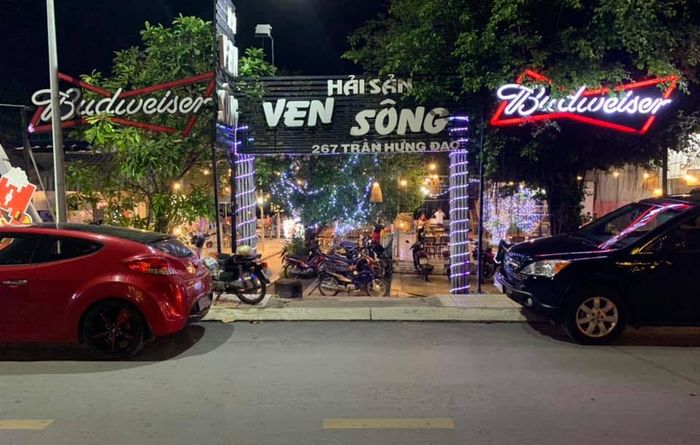 Không gian sân vườn thơ mộng bên bờ sông tại Hải Sản Ven Sông
