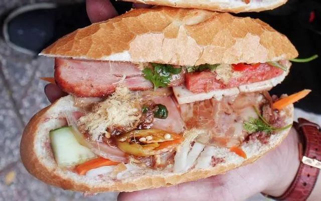 Hình ảnh bánh mì heo quay thơm ngon tại A Nhiều