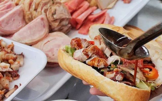 Hình ảnh bánh mì heo quay thơm ngon tại A Tài