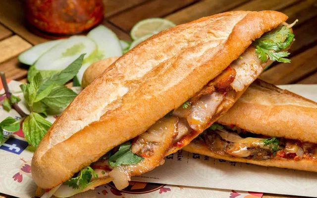 Hình ảnh bánh mì heo quay vàng ươm tại Huyền Ký