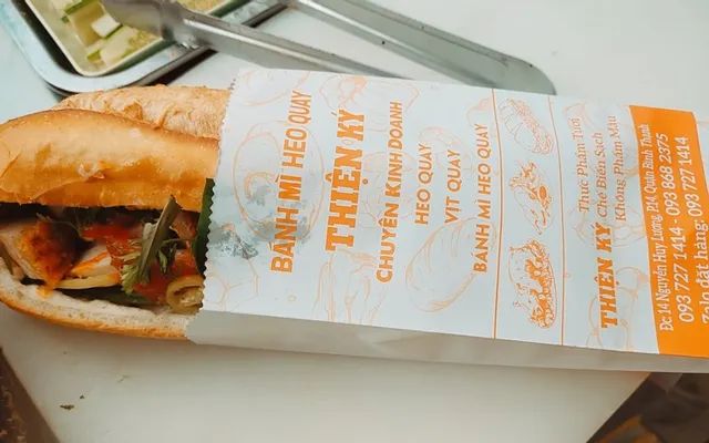 Hình ảnh bánh mì heo quay thơm ngon tại Thiện Ký