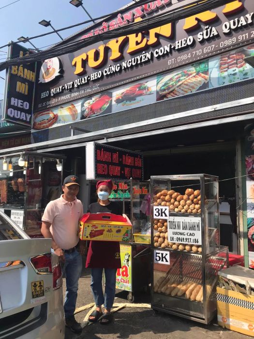 Hình ảnh thực tế ổ bánh mì heo quay đầy ắp nhân tại Tuyền Ký
