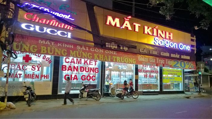 Không gian trưng bày ấn tượng tại Mắt Kính Saigon One