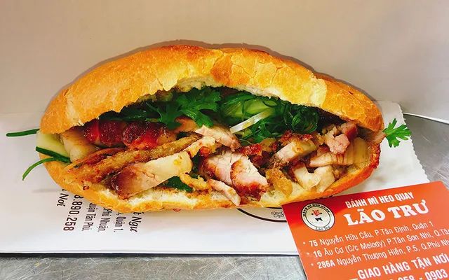 Hình ảnh bánh mì heo quay vàng ươm tại Lão Trư