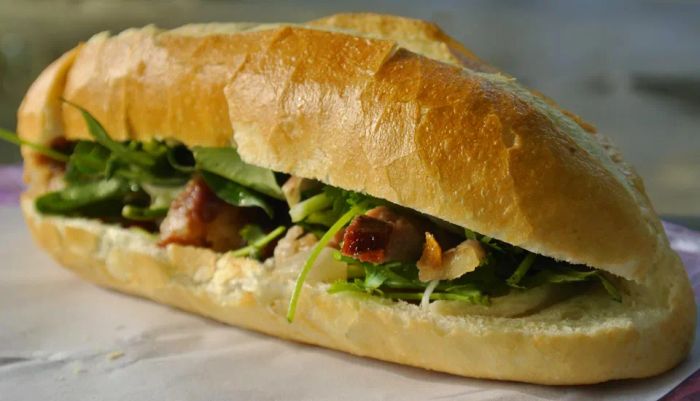Hình ảnh bánh mì heo quay thơm ngon tại Hương Quê