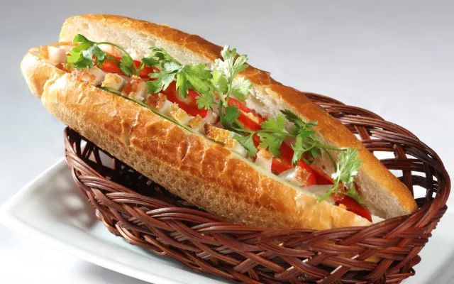 Hình ảnh bánh mì heo quay thơm ngon tại Quỳnh Nga