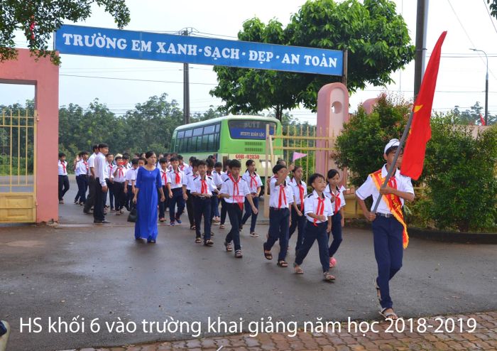 Toàn cảnh khuôn viên xanh mát của THCS Xuân Đường