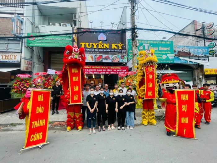 Hình ảnh bánh mì heo quay vàng ươm tại Tuyền Ký