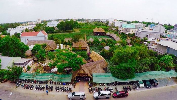 Không gian đầm sen thơ mộng tại Ẩm thực sinh thái Đầm Sen