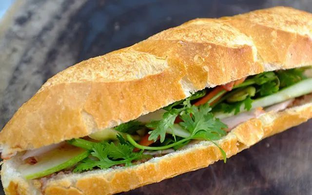 Hình ảnh thực tế ổ bánh mì heo quay đầy ắp nhân tại Kim Anh