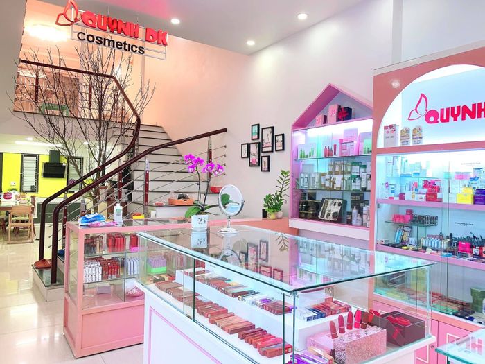 Không gian sang trọng và bộ sưu tập mỹ phẩm đa dạng tại Quỳnh DK Cosmetics - Ảnh 1
