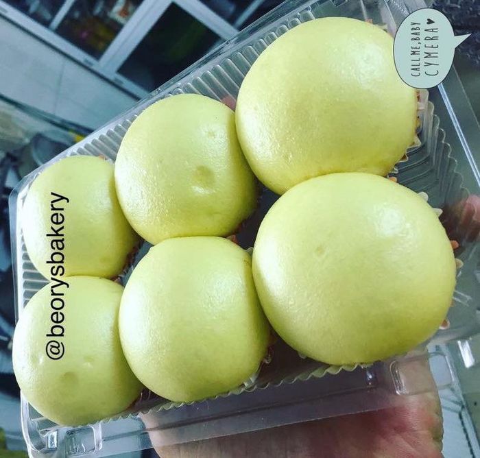 Bánh bao kim sa vàng ươm tại Beory's Bakery