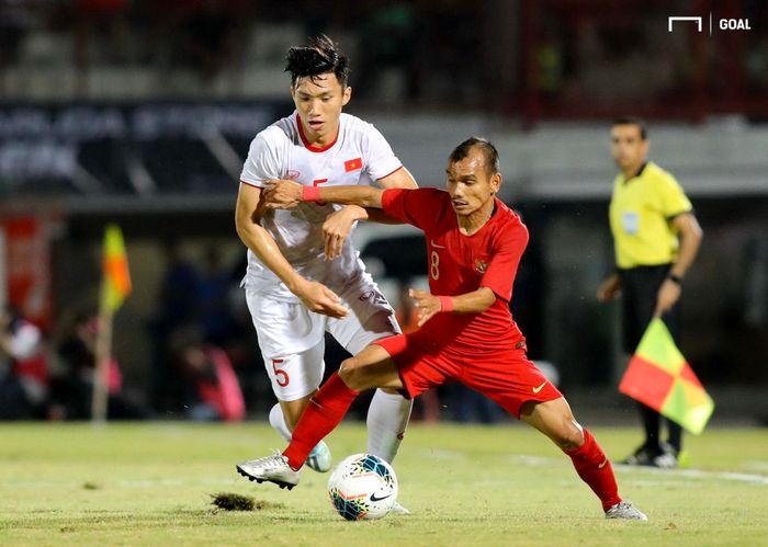 Khoảnh khắc ấn tượng: Riko Simanjuntak (1.58m) đối đầu với Đoàn Văn Hậu (1.85m)