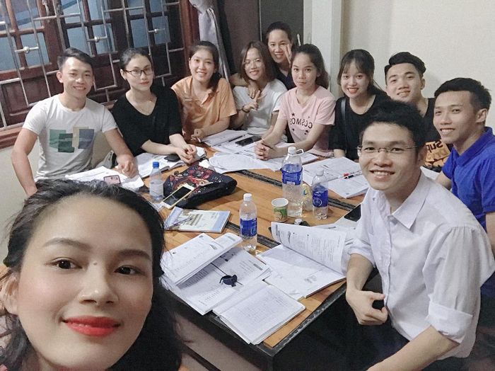 Hình ảnh giảng viên và học viên tại lớp học cô Thùy Châu