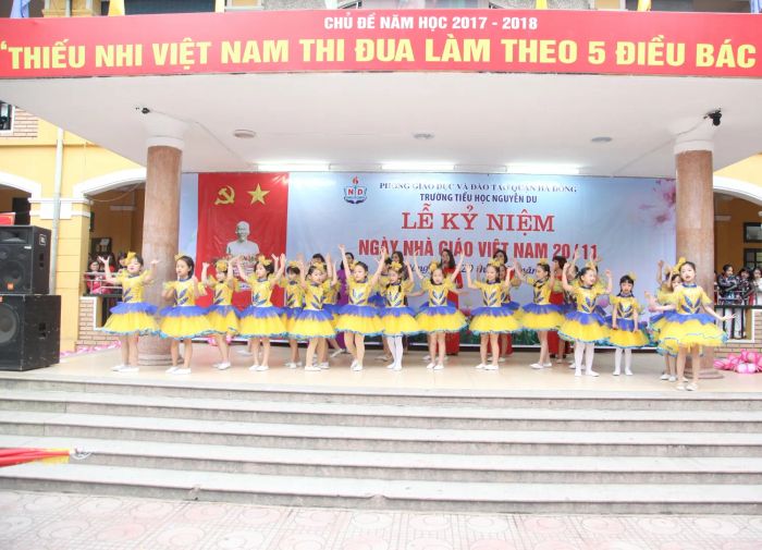Hình ảnh ấn tượng về khuôn viên xanh mát của Trường Tiểu học Nguyễn Du