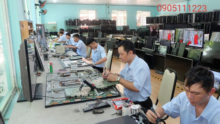 Hình ảnh đội ngũ kỹ thuật viên đang làm việc chuyên nghiệp tại Điện Tử Anh Minh