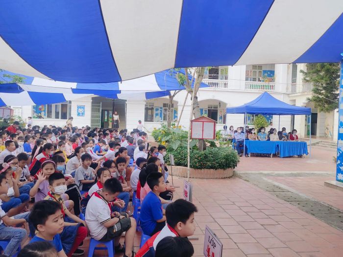 Hình ảnh ấn tượng về khuôn viên xanh mát của Trường Tiểu học Phú Lãm