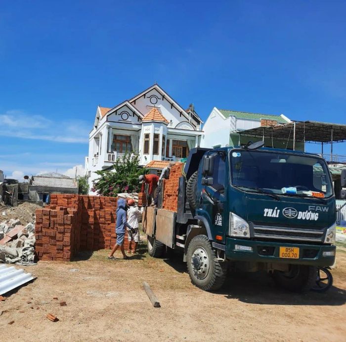 Hình ảnh trực quan về sản phẩm và không gian trưng bày của VLXD Thái Dương