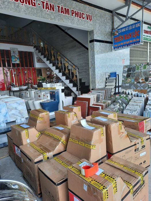 Không gian trưng bày đa dạng mẫu mã tại Thiên Ban Lộc
