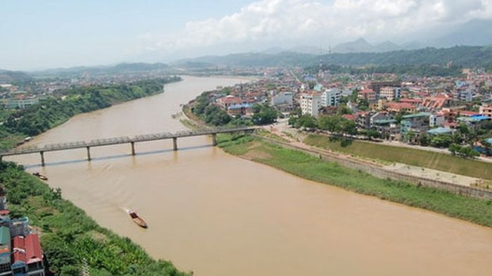 Dòng sông bốn mùa biến hóa như bức tranh thủy mặc sống động. Ảnh tư liệu