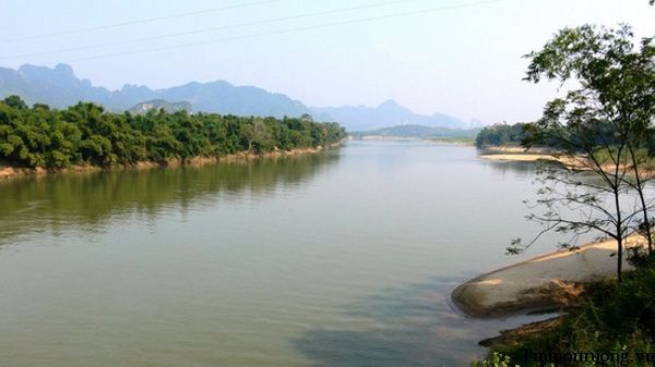 Dòng chảy thời gian qua nhịp sóng sông Hồng. Ảnh tư liệu