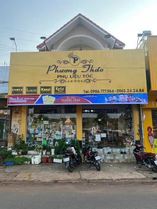 Không gian trưng bày đa dạng tại Phụ Liệu Tóc Phương Thảo