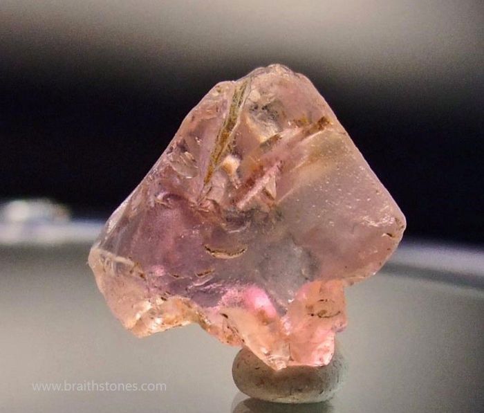Poudretteite - Viên ngọc hồng tím quý hiếm từ Canada và Myanmar