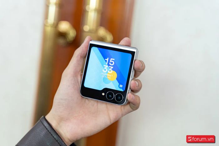 Z Flip7 FE gây ấn tượng với màn hình phụ được thiết kế theo phong cách hình thư mục đặc trưng.