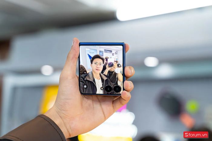 Hệ thống camera kép chất lượng cao được bố trí mặt sau trên Galaxy Z Flip7
