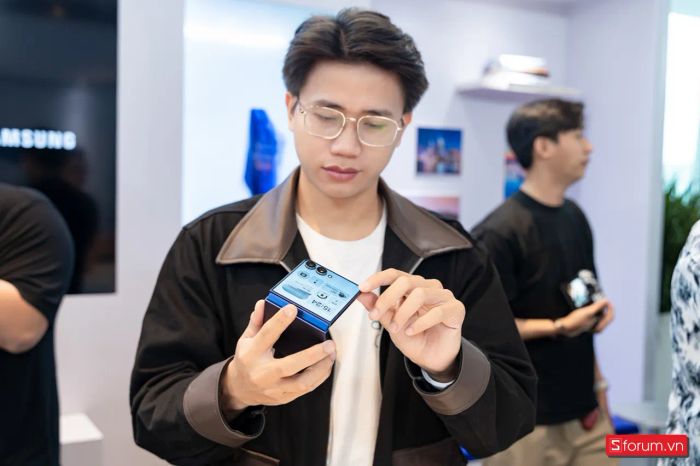 Dung lượng pin trên Galaxy Z Flip7 được nâng cấp đáng kể so với phiên bản tiền nhiệm