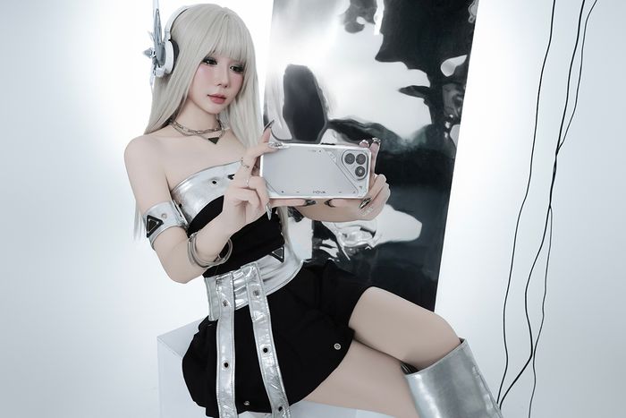 Streamer Hanakoishi cùng với phiên bản TECNO POVA 7 màu bạc
