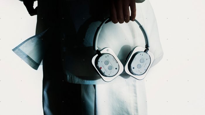 Điểm nhấn ấn tượng của Nothing Headphone (1) chính là phong cách thiết kế trong suốt đặc trưng