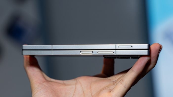 Thế hệ Galaxy Z Fold6 (2024) đạt độ dày 12.1mm khi đóng và 5.6mm lúc mở rộng