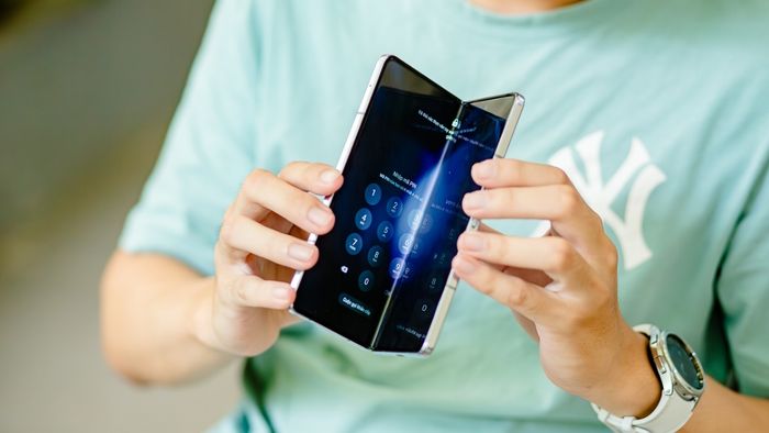 Galaxy Z Fold5 (2023) đạt độ dày 13.4mm khi khép và 6.4mm khi mở rộng