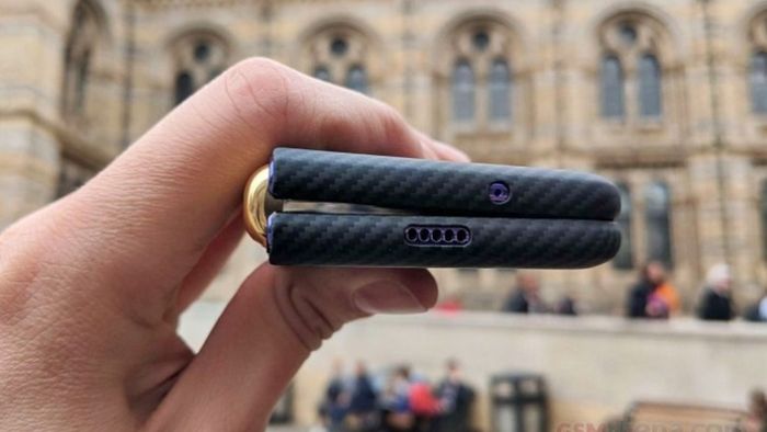 Thế hệ Galaxy Fold (2019) có độ dày 17.1mm ở trạng thái gập và chỉ 7.6mm khi mở ra