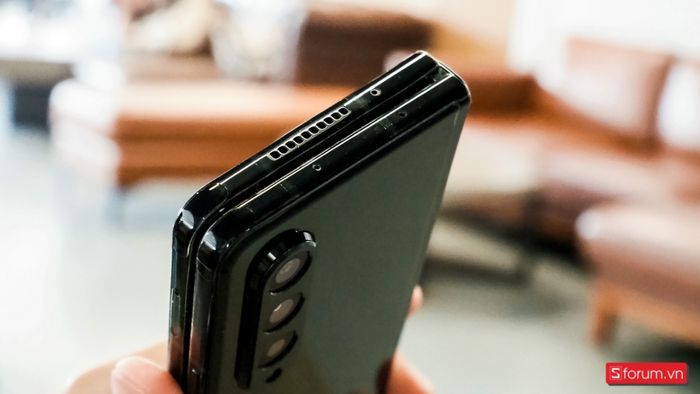 Thế hệ Galaxy Z Fold3 (2021) có kích thước 16.0mm khi gập và 6.4mm khi mở rộng