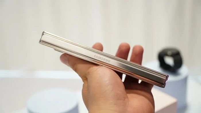Thế hệ Galaxy Z Fold4 (2022) đạt độ dày 15.8mm khi đóng và 6.3mm lúc mở rộng