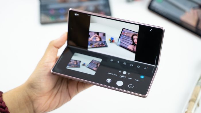 Phiên bản Galaxy Z Fold2 (2020) có độ dày 16.8mm ở trạng thái đóng và mỏng 6.9mm khi mở rộng