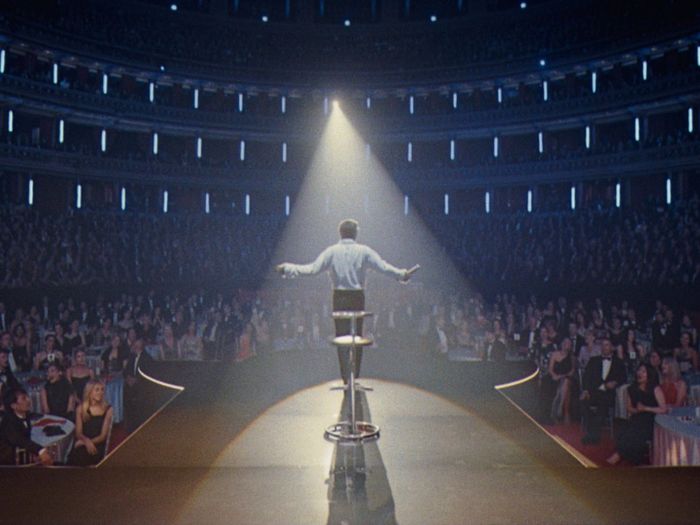 Những màn trình diễn đỉnh cao trong sự nghiệp của Robbie Williams được tái hiện sống động trên màn ảnh