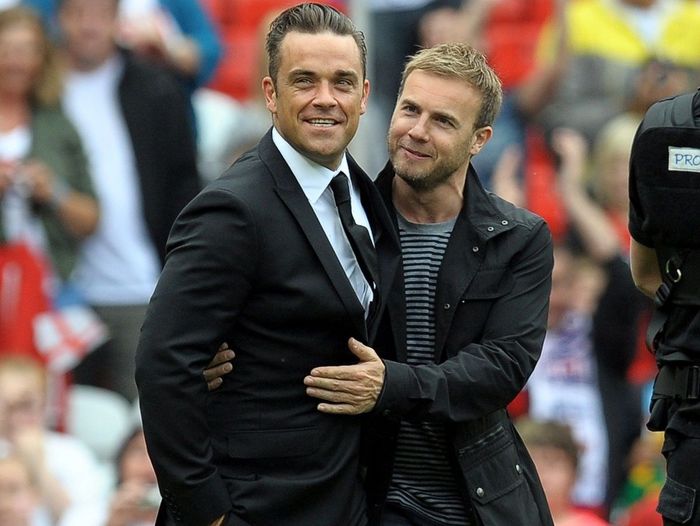 Bộ phim cũng khai thác mối quan hệ đầy sóng gió giữa Gary Barlow và Robbie Williams